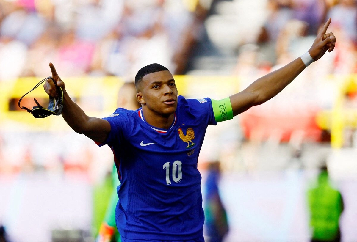 Platini khuyên Mbappe tránh chính trị để giữ hình ảnh toàn cầu - hình ảnh - okvipapps.com