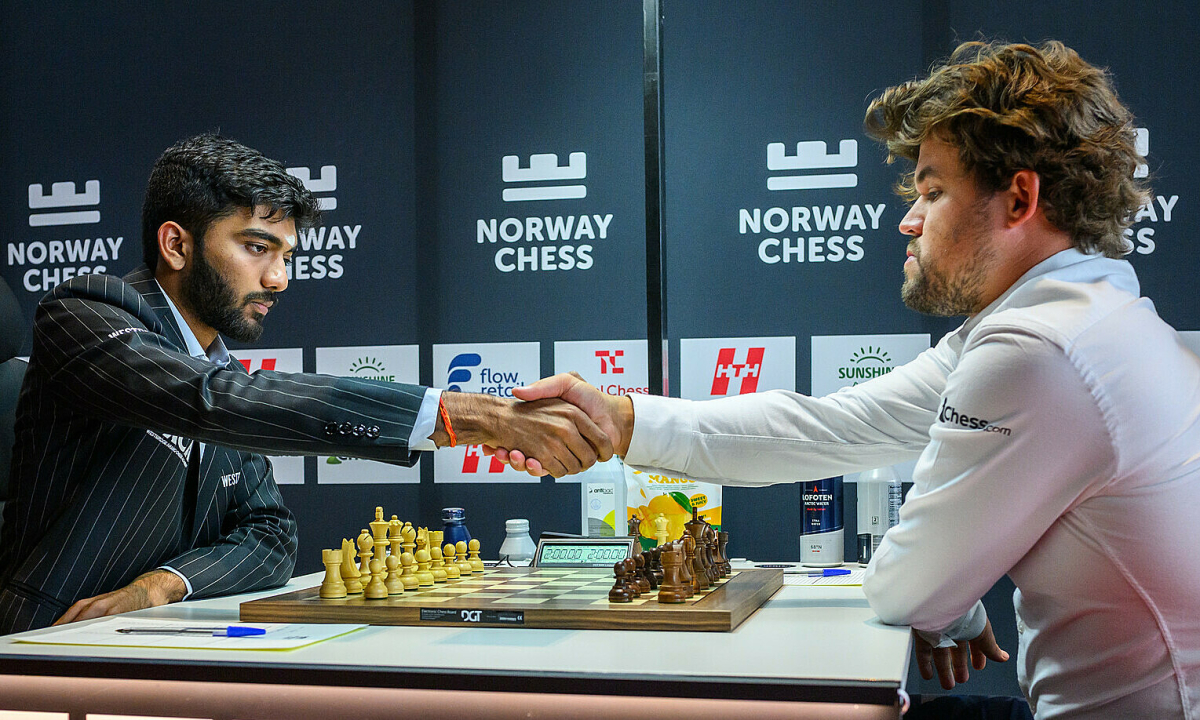 Carlsen gieo sầu cho Vua cờ Gukesh ở siêu giải Na Uy - hình ảnh - okvipapps.com