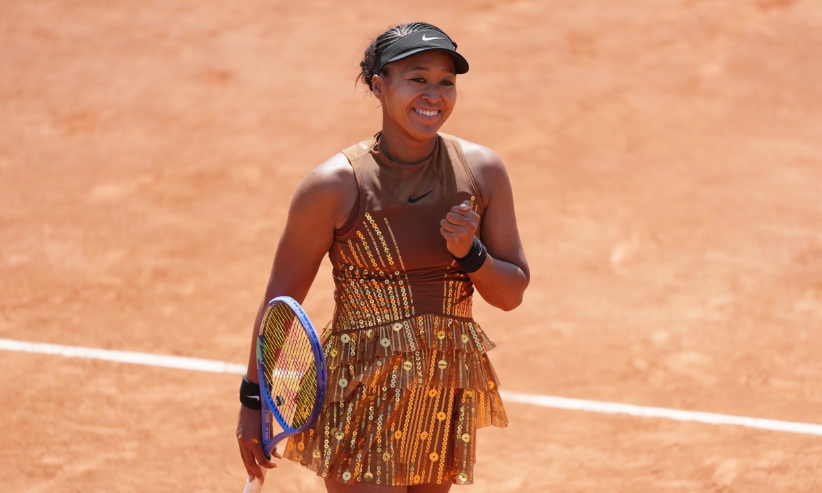 Naomi Osaka lấp lánh trên sân Roland Garros với váy sequin độc đáo - hình ảnh - okvipapps.com Naomi Osaka lấp lánh trên sân Roland Garros với váy sequin độc đáo - hình ảnh - okvipapps.com