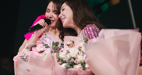 Myra Trần rơi nước mắt trước lời động viên của Hồ Quỳnh Hương tại liveshow sinh nhật - hình ảnh - okvipapps.com