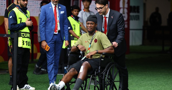Tiền đạo Canada xuất hiện trên xe lăn sau chấn thương kinh hoàng, FIFA phạt nguội cực nặng sao Qatar - hình ảnh - okvipapps.com Tiền đạo Canada xuất hiện trên xe lăn sau chấn thương kinh hoàng, FIFA phạt nguội cực nặng sao Qatar - hình ảnh - okvipapps.com