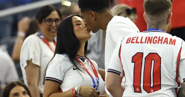 Chuyện ‘yêu’ tại World Cup 2026: Anh cấm WAGs, còn Messi và Ronaldo thì sao? - hình ảnh - okvipapps.com