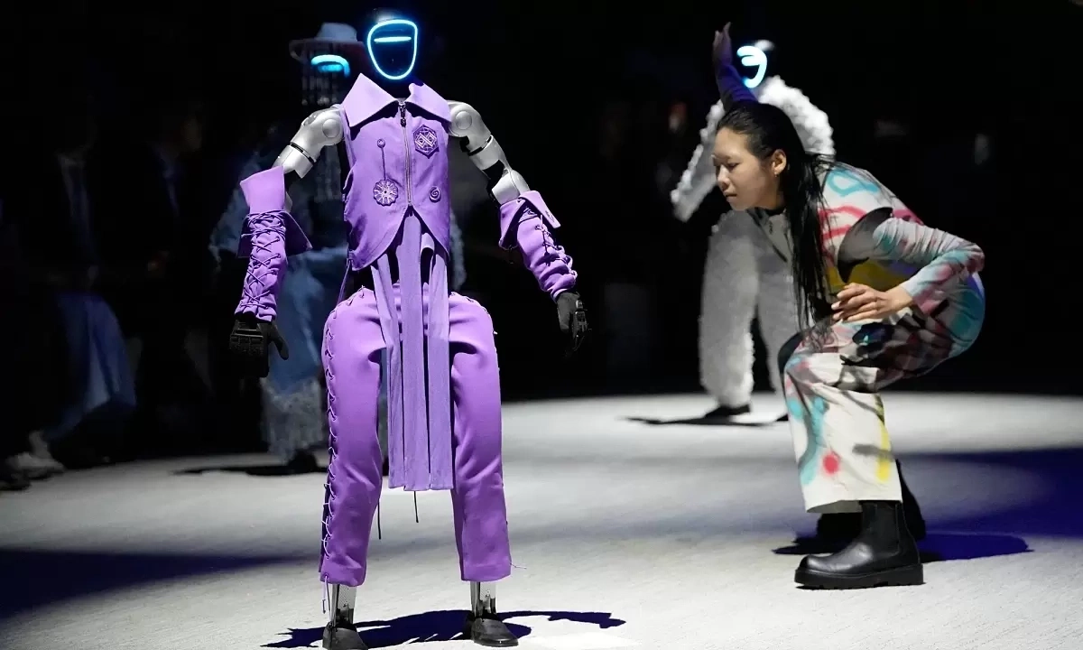 OKVIP mới nhất 2026: Robot và người mẫu đọ sắc trên sàn diễn thời trang - hình ảnh - okvipapps.com