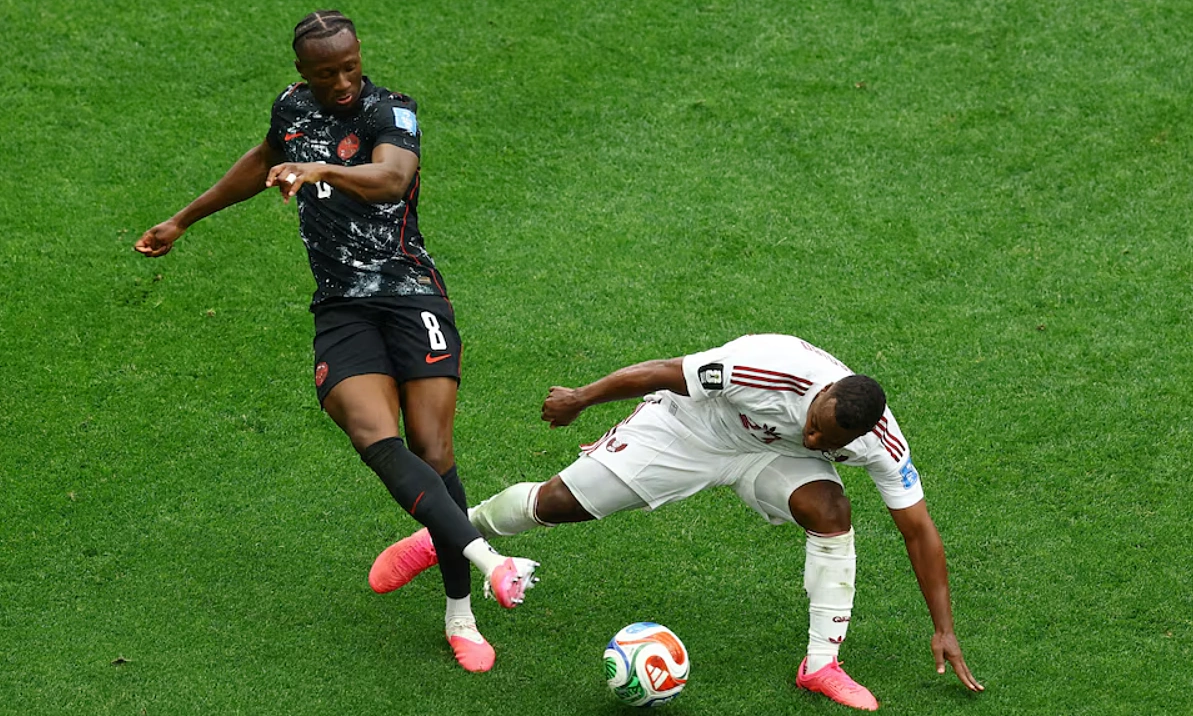 FIFA phạt nặng cầu thủ Qatar làm gãy chân sao Canada tại World Cup 2026 - hình ảnh - okvipapps.com
