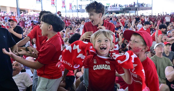 CĐV Canada mở hội sau chiến thắng lịch sử tại World Cup - hình ảnh - okvipapps.com