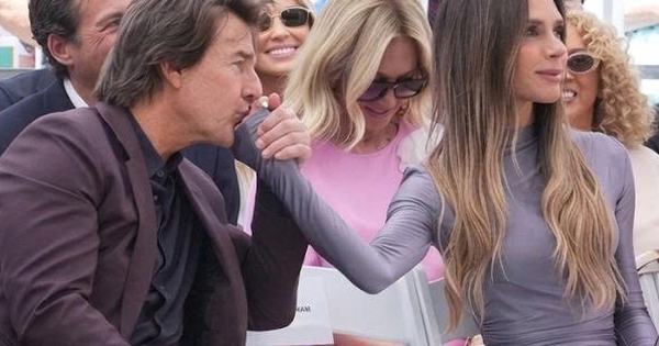 Khoảnh khắc Tom Cruise hôn tay Victoria Beckham gây xôn xao: OKVIP đưa tin độc quyền - hình ảnh - okvipapps.com