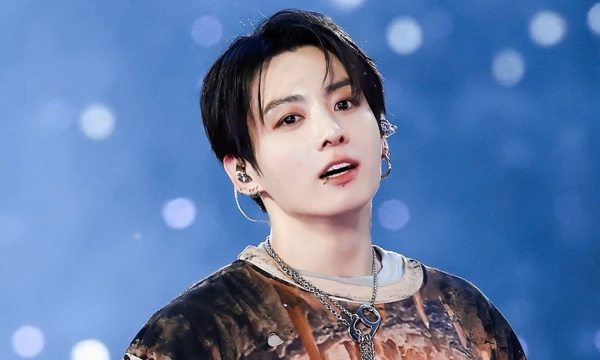 Jungkook diện mốt quần rách của nhà thiết kế Việt trên sân khấu - hình ảnh - okvipapps.com Jungkook diện mốt quần rách của nhà thiết kế Việt trên sân khấu - hình ảnh - okvipapps.com