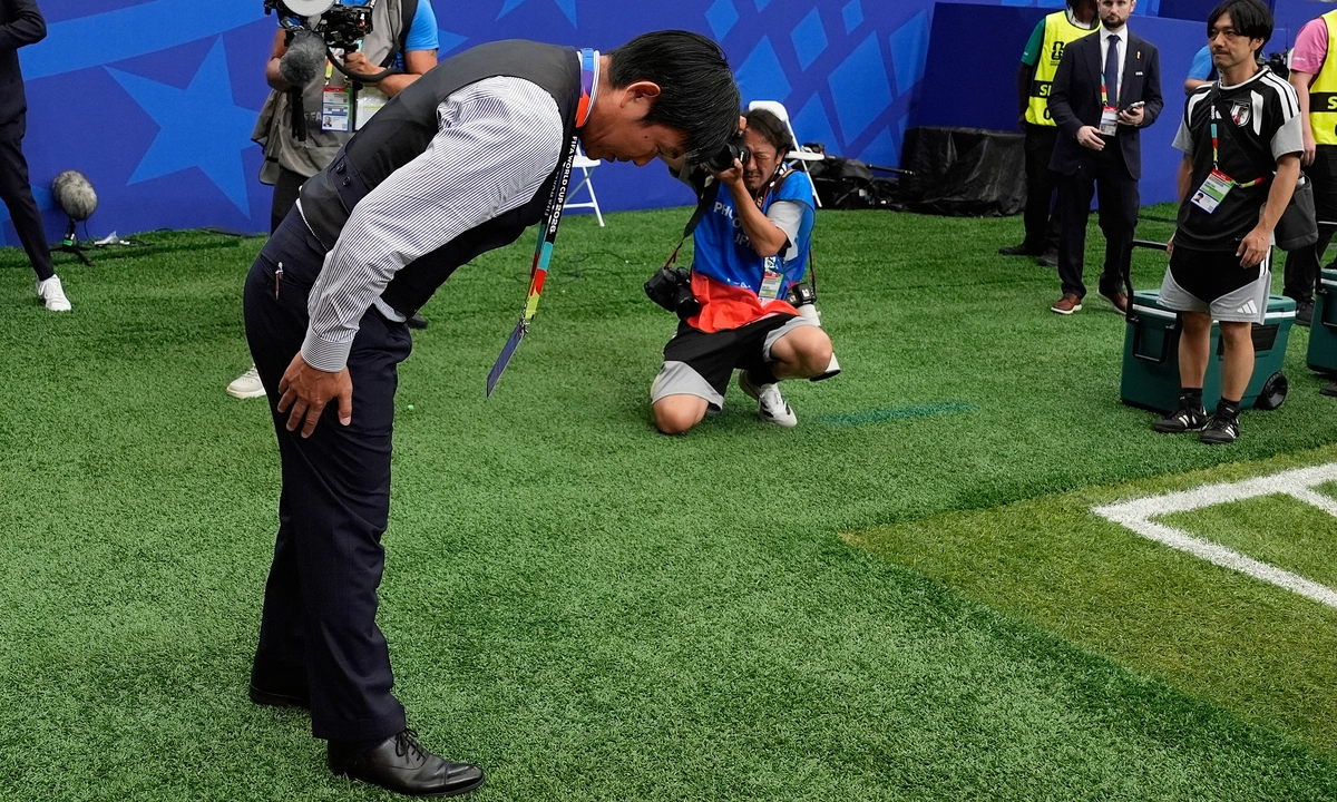 HLV Nhật Bản cúi đầu tri ân khán giả ở World Cup 2026 - hình ảnh - okvipapps.com