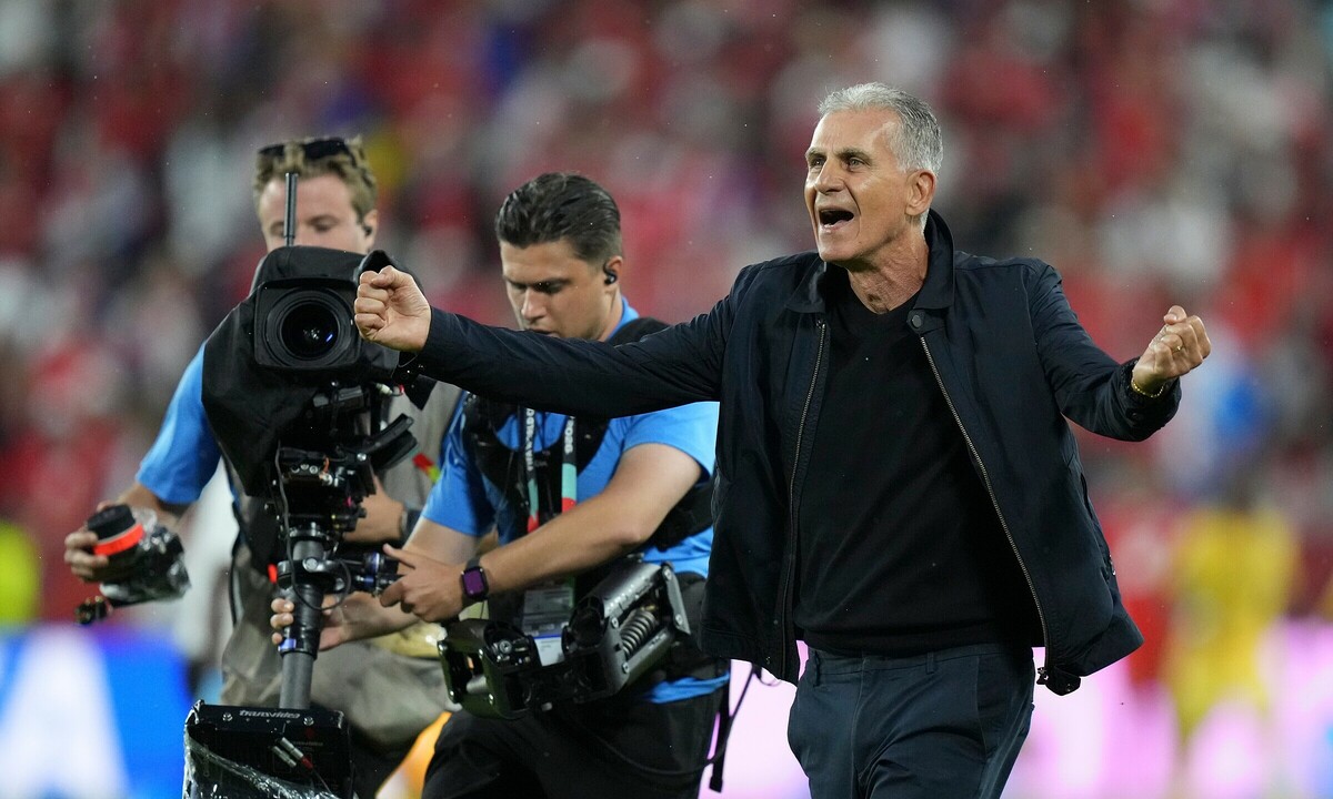 HLV Carlos Queiroz lập kỷ lục ở World Cup: Khoảnh khắc lịch sử và cơ hội theo dõi trực tuyến - hình ảnh - okvipapps.com HLV Carlos Queiroz lập kỷ lục ở World Cup: Khoảnh khắc lịch sử và cơ hội theo dõi trực tuyến - hình ảnh - okvipapps.com