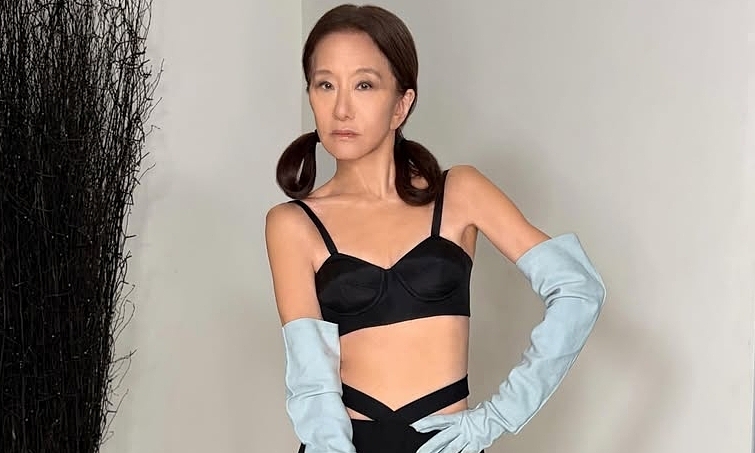 Vera Wang diện váy xuyên thấu, buộc tóc hai bên: Phong cách trẻ trung ở tuổi 77 - hình ảnh - okvipapps.com