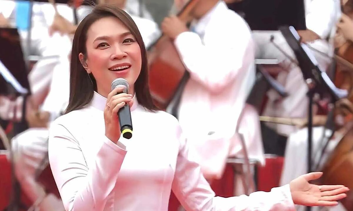 Nghệ sĩ hát mừng 50 năm Sài Gòn – Gia Định mang tên Chủ tịch Hồ Chí Minh - hình ảnh - okvipapps.com