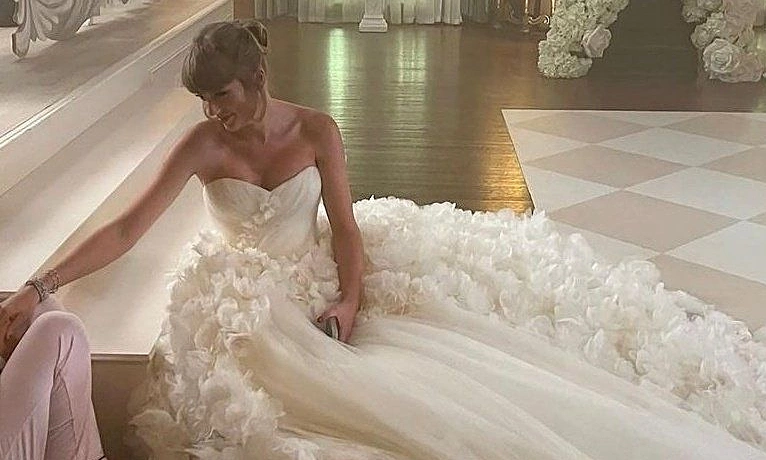 Taylor Swift diện đầm cưới Dior trong hôn lễ - hình ảnh - okvipapps.com Taylor Swift diện đầm cưới Dior trong hôn lễ - hình ảnh - okvipapps.com